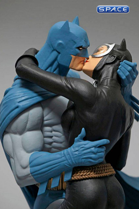 Batman & Catwoman Kiss Statue (DC Comics)